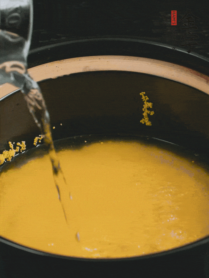 小米洗凈后，加水小火煲1個小時。