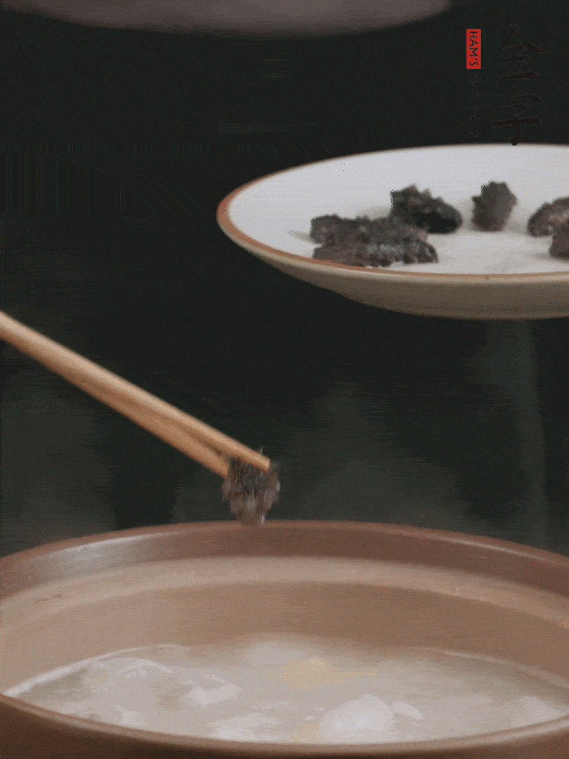 期間雞湯燉到80分鐘時，加小海參再燉10分鐘。