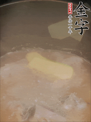 排骨洗凈，加生姜、黃酒焯水，溫水洗凈備用。