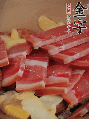 除鮑魚外的所有材料放進(jìn)鍋里，加清水、姜、黃酒，大火燒開，轉(zhuǎn)小火煲90分鐘。