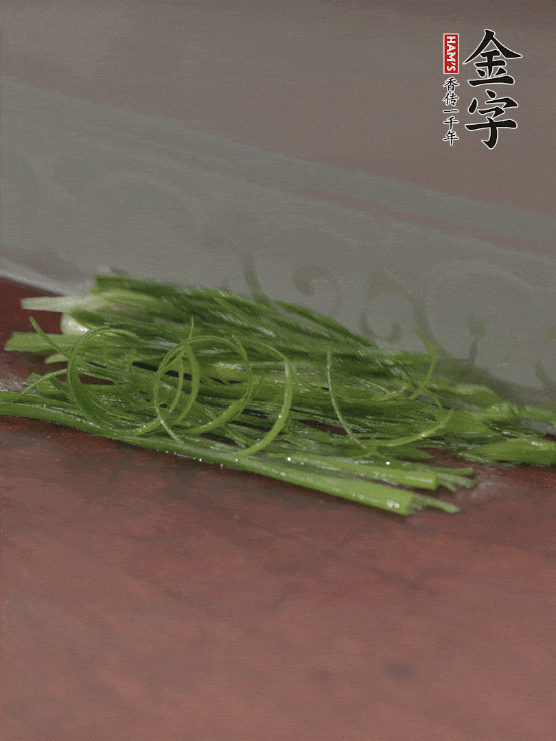 生姜切薄片，紅椒切細(xì)絲，小蔥蔥綠切細(xì)絲，泡入冰水中保持新鮮。