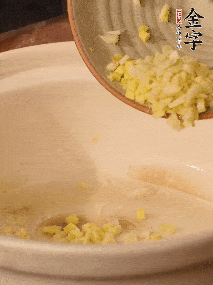 熱油下鍋，姜爆香。下冬瓜略微翻炒。