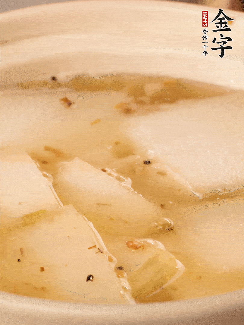 加入適量清水，再放咸肉，淋點(diǎn)黃酒添味。