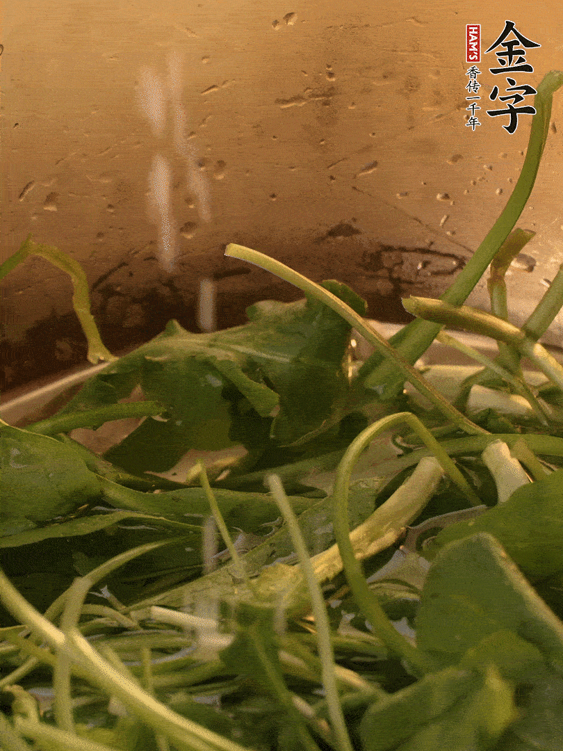 薺菜去掉根部，加小蘇打、鹽熱水沸騰燙軟。