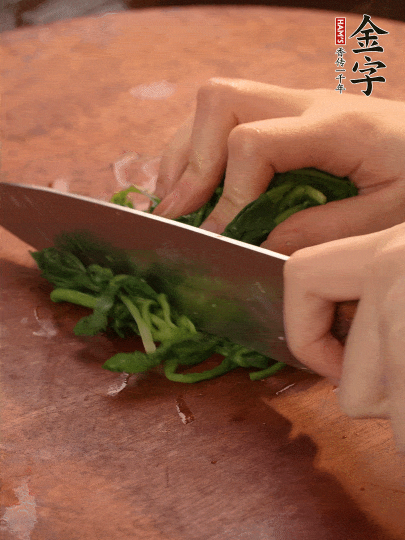 晾涼拽干水份，切碎備用。