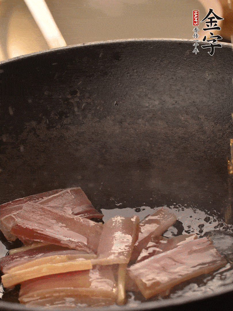 再下春筍繼續(xù)翻炒。