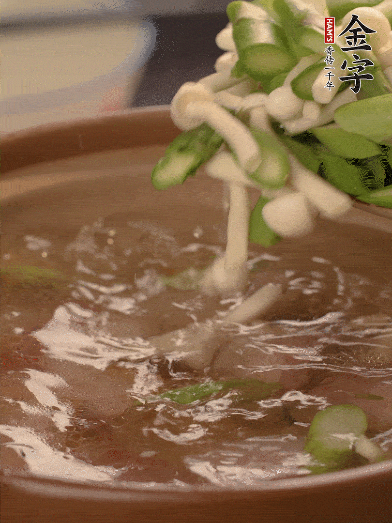 咸肉肥肉部分變透明時(shí)，加清水，放蘆筍、白玉菇大火煮開。