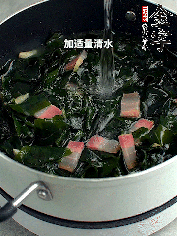 放入泡發(fā)好的裙帶菜翻炒一下，加適量清水燉煮。