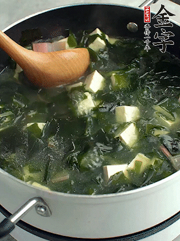 煮到沸騰后，再放入豆腐蓋蓋子煮3分鐘。