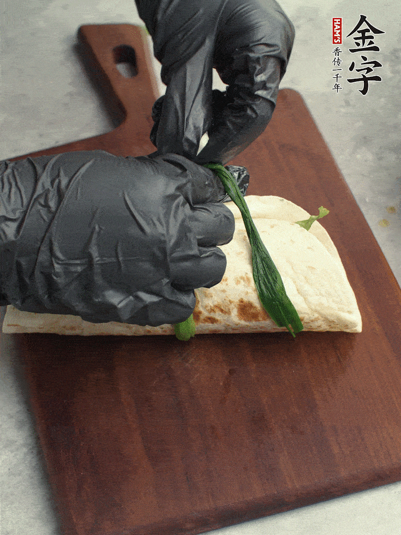 用焯過水的小蔥打結。