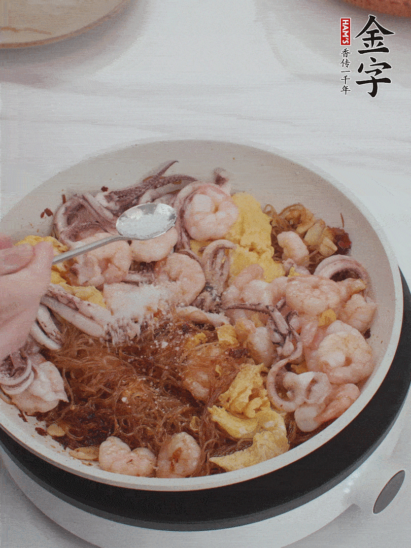 加雞蛋，蝦仁，魷魚混合。