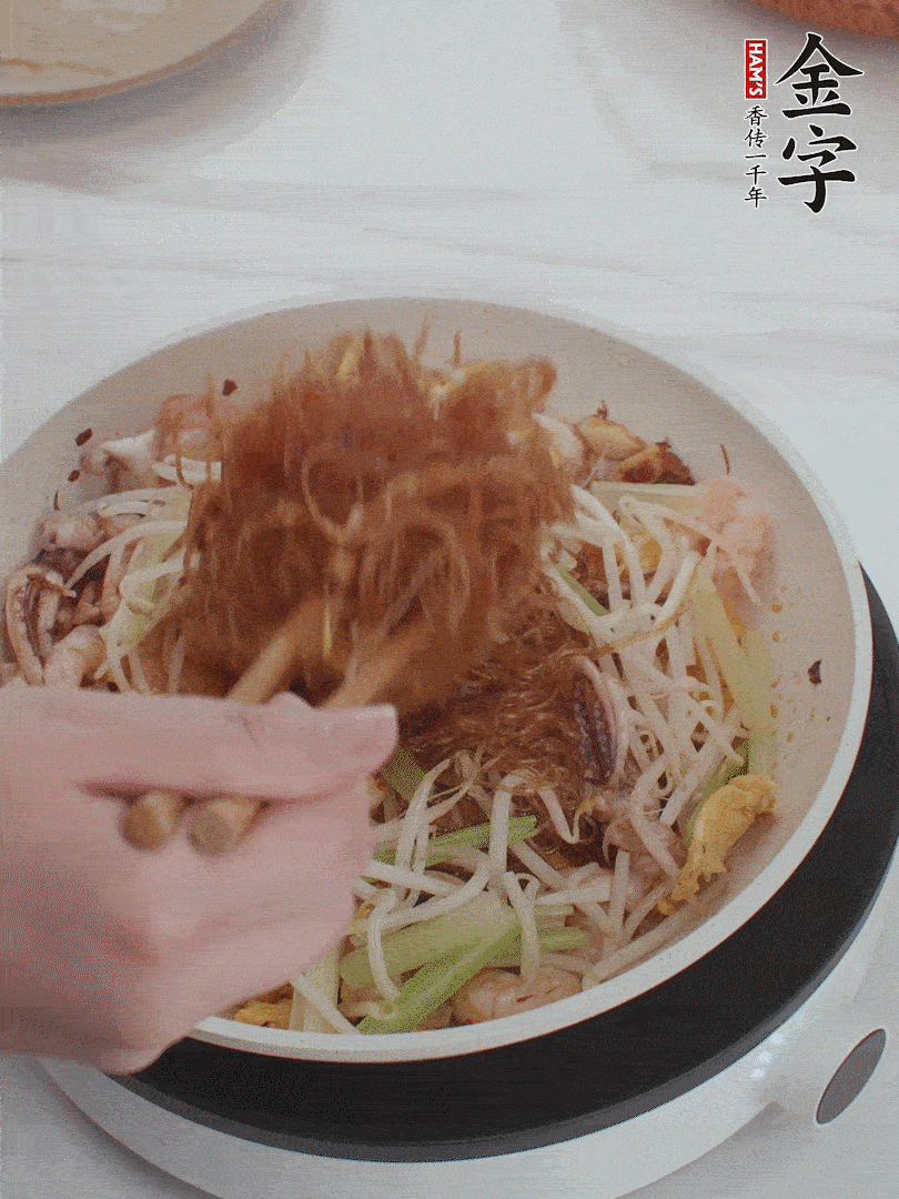 放焯好水的香芹、豆芽翻炒挑松。