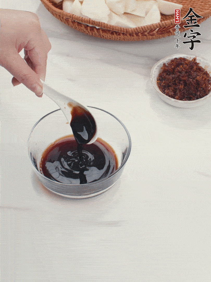 將生抽、老抽、黃酒和白砂糖在小碗里調(diào)成味汁。