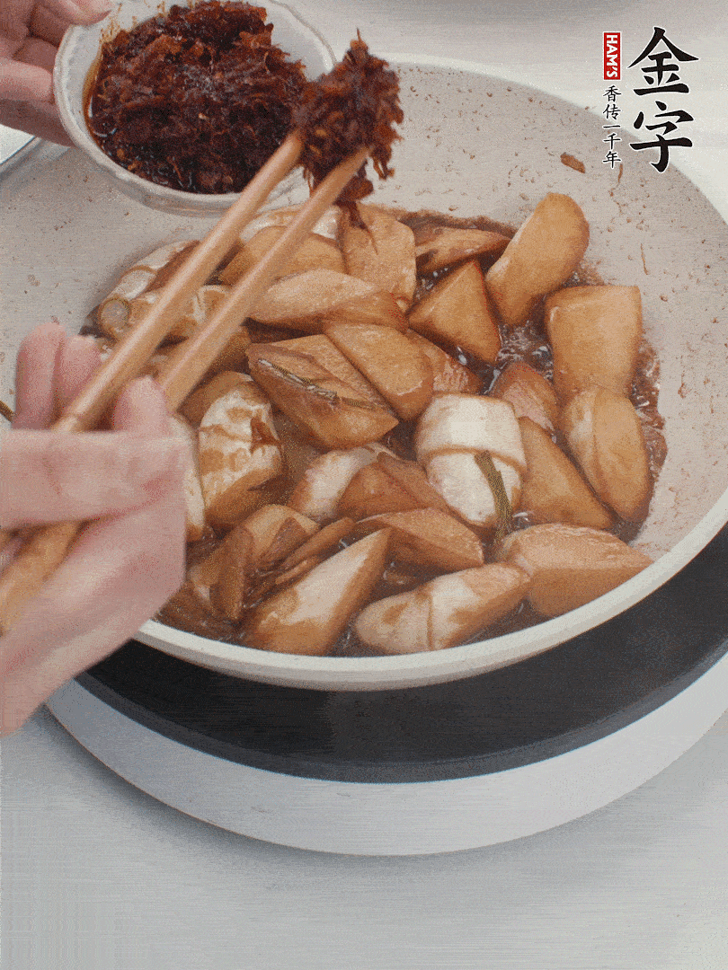 湯汁收濃，加金字火腿XO醬翻炒均勻。