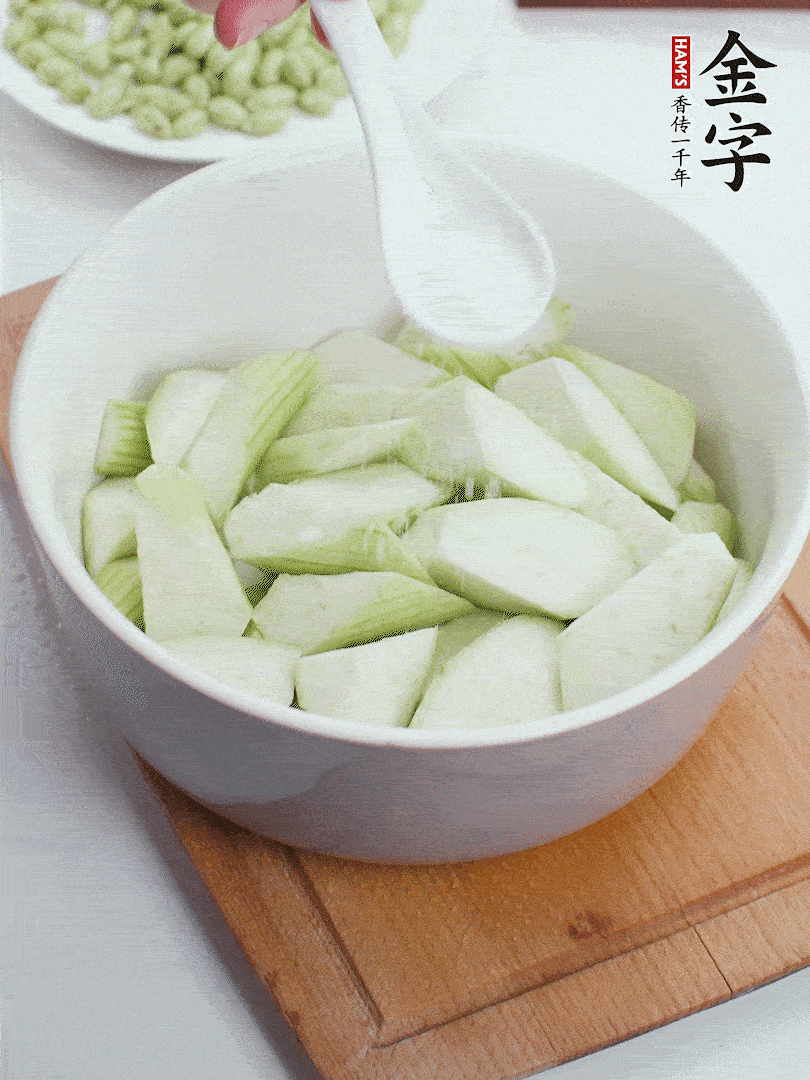 水中加1勺鹽浸泡，防止變黑。