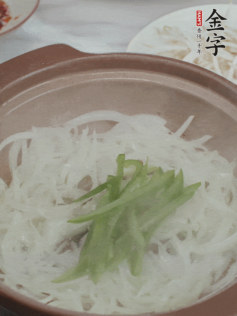 放烏冬面、青紅椒、豆芽。