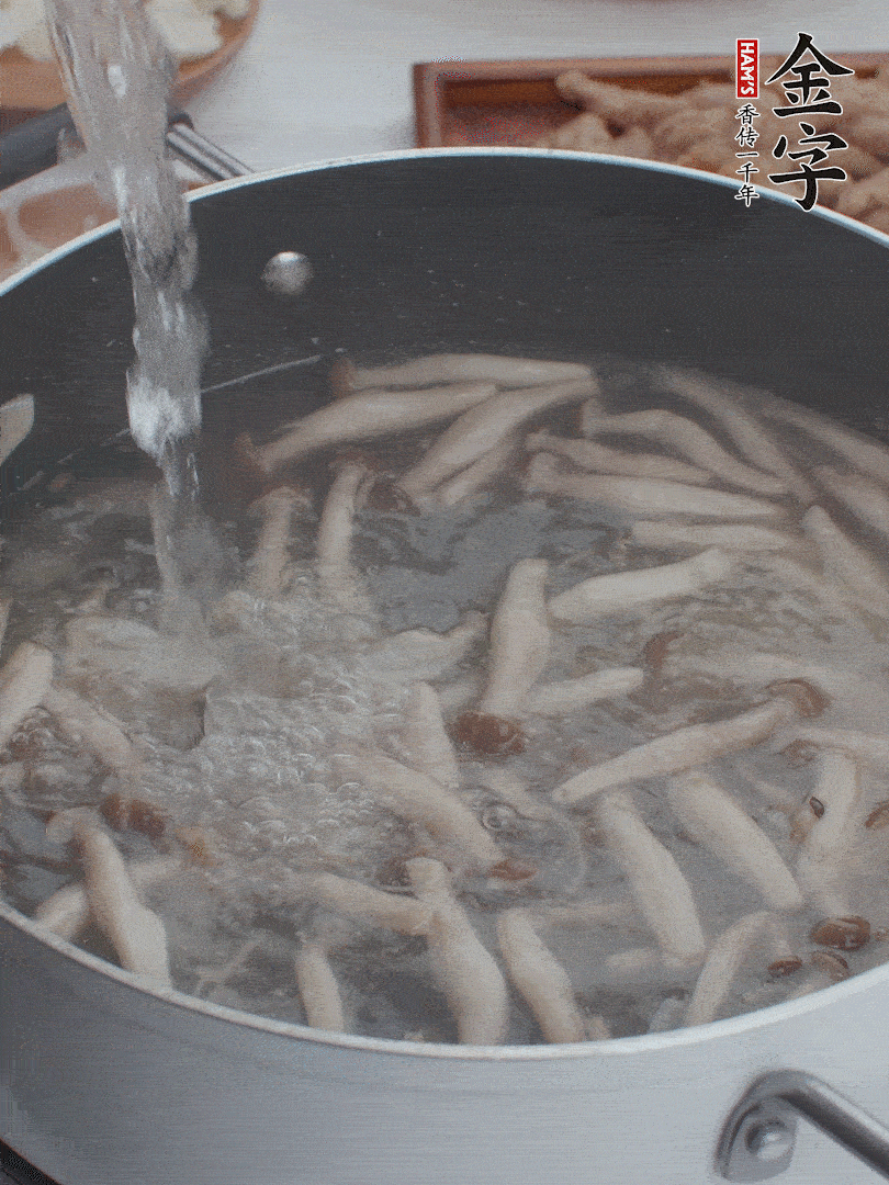 油熱爆香大蔥、蒜末，下蟹味菇炒軟，放清水。