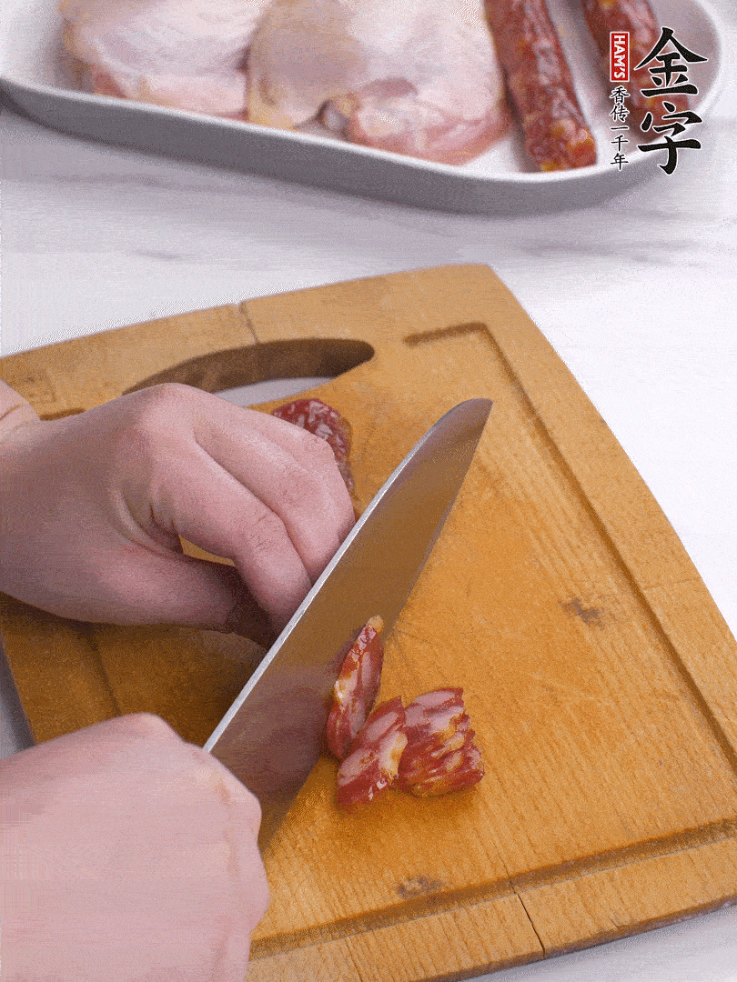 雞大腿去皮去骨切成塊，金字香腸切片，干香菇泡發(fā)切片，小蔥切蔥花。