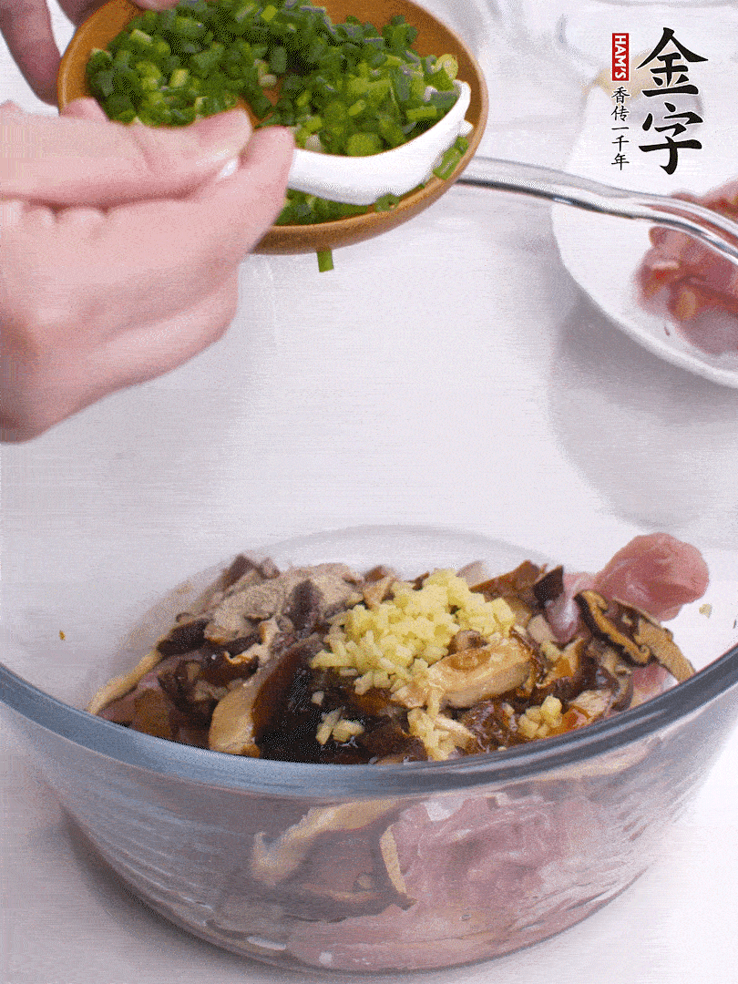 雞肉、香菇混合，加清水1/3杯、料酒1勺、蠔油1勺、鹽1勺、糖1/4勺、白胡椒1/4勺、食用油1勺、香油1/4勺、姜末、蔥花，攪拌均勻腌制2小時。