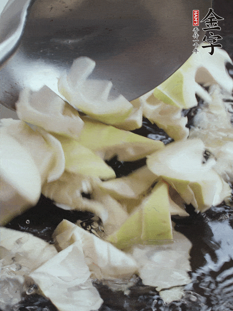 新鮮春筍去老根，剝殼切滾刀塊焯水去澀。