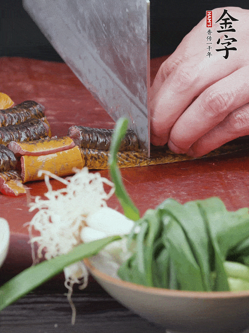 黃鱔去內(nèi)臟洗凈，切花刀斬段。沸水下鍋，加黃酒焯水去血沫。