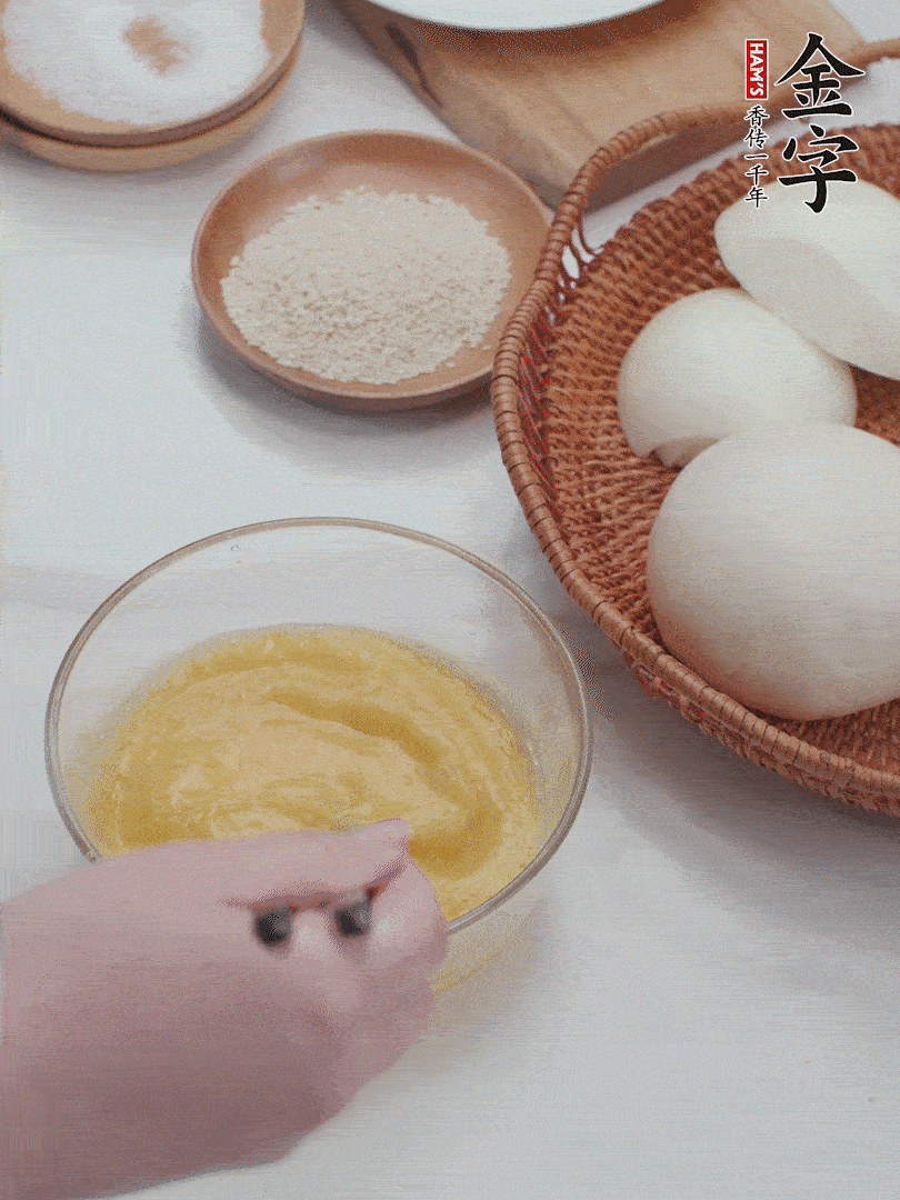 2個雞蛋加入1小勺鹽、1/2小勺胡椒粉打散。