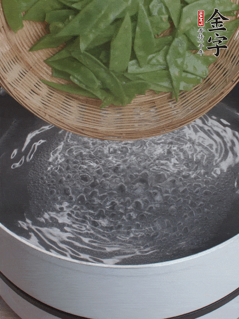 甜豆莢撕掉老筋，斜切兩半，焯水1分鐘。