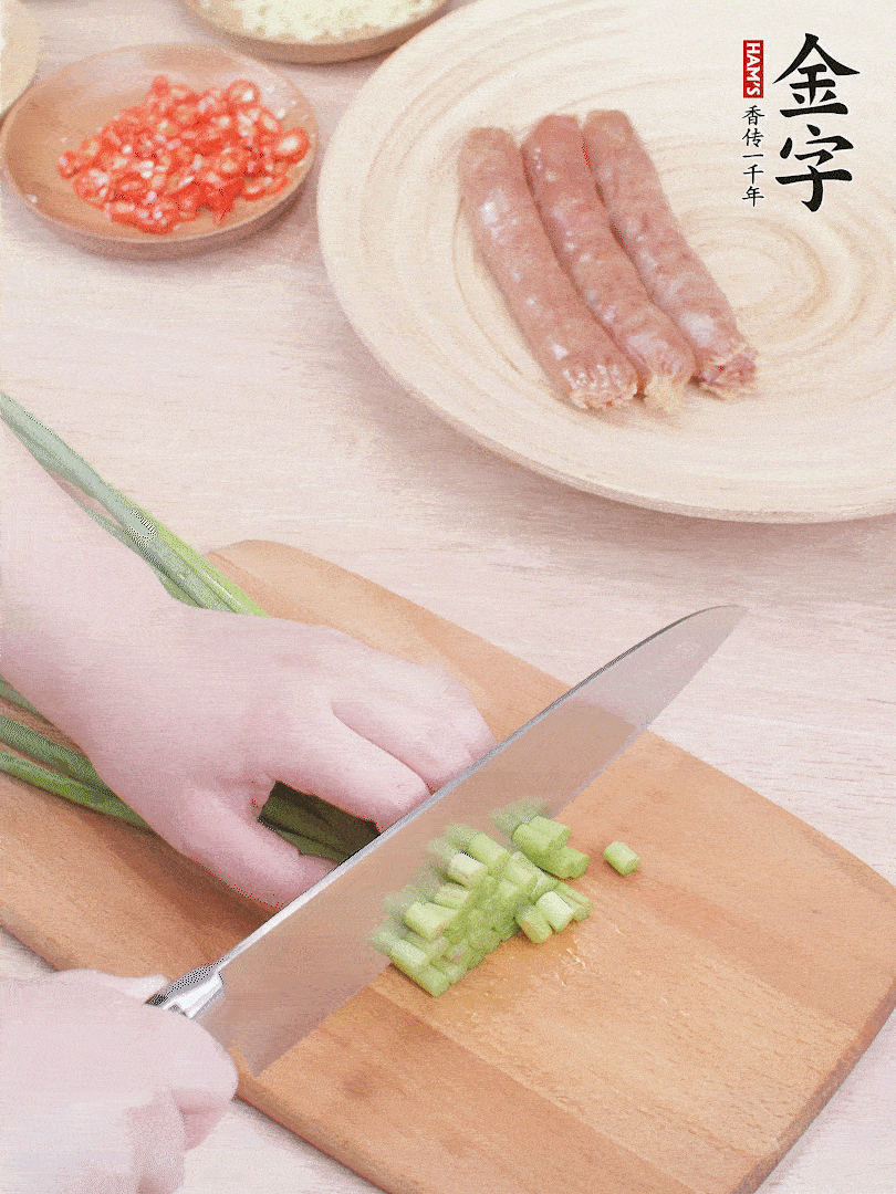 蒜苔切丁，蔥姜蒜切小丁，小米辣切圈。