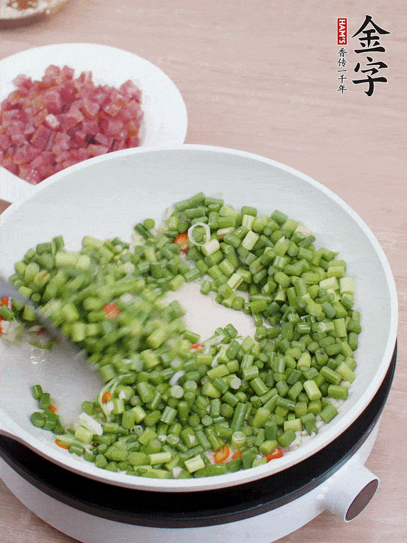 下蒜苔丁、一點(diǎn)鹽翻炒。