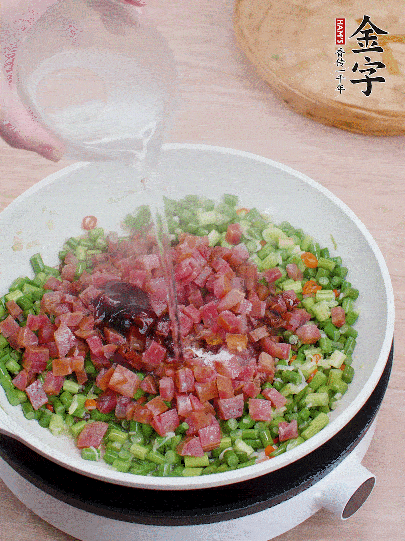 放香腸丁、1勺老抽、1勺蠔油、1/3勺白糖、少許清水炒至斷生。