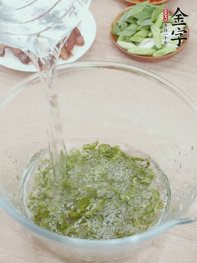 萵筍干溫水泡2小時(shí)，青紅辣椒切圈，姜切片，青蒜斜切段。