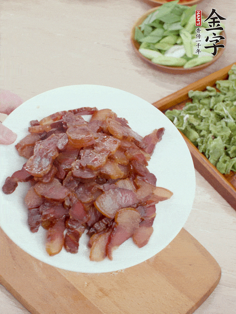 臘肉水煮15分鐘，切薄片。