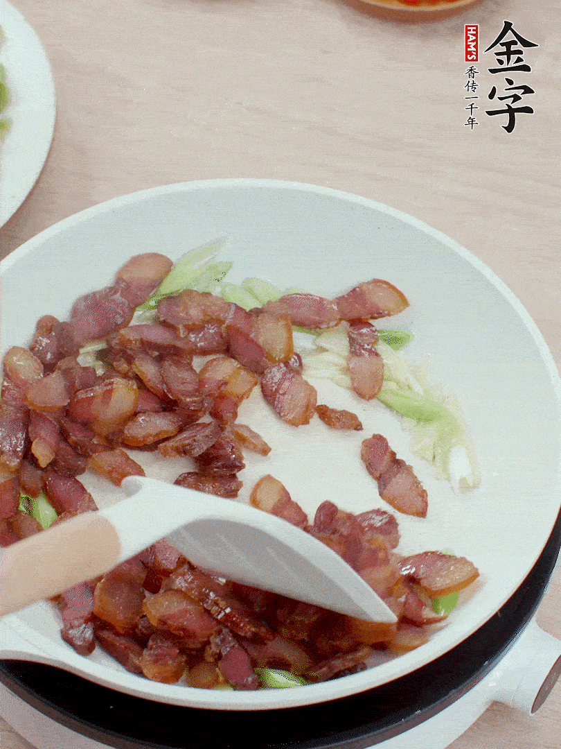 鍋中少許油，姜、蒜白爆香，下臘肉煸出油脂。