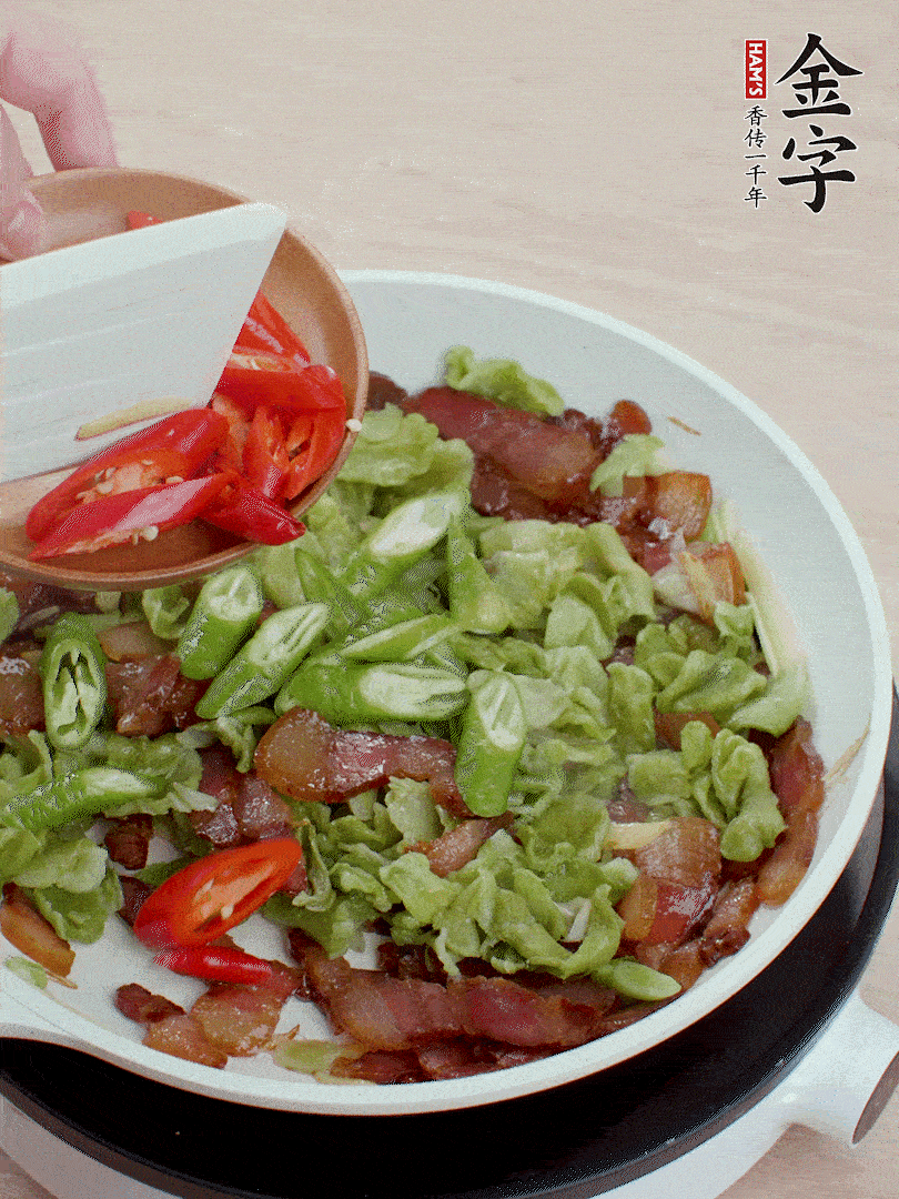 放萵筍干、青紅椒圈爆炒1分鐘。