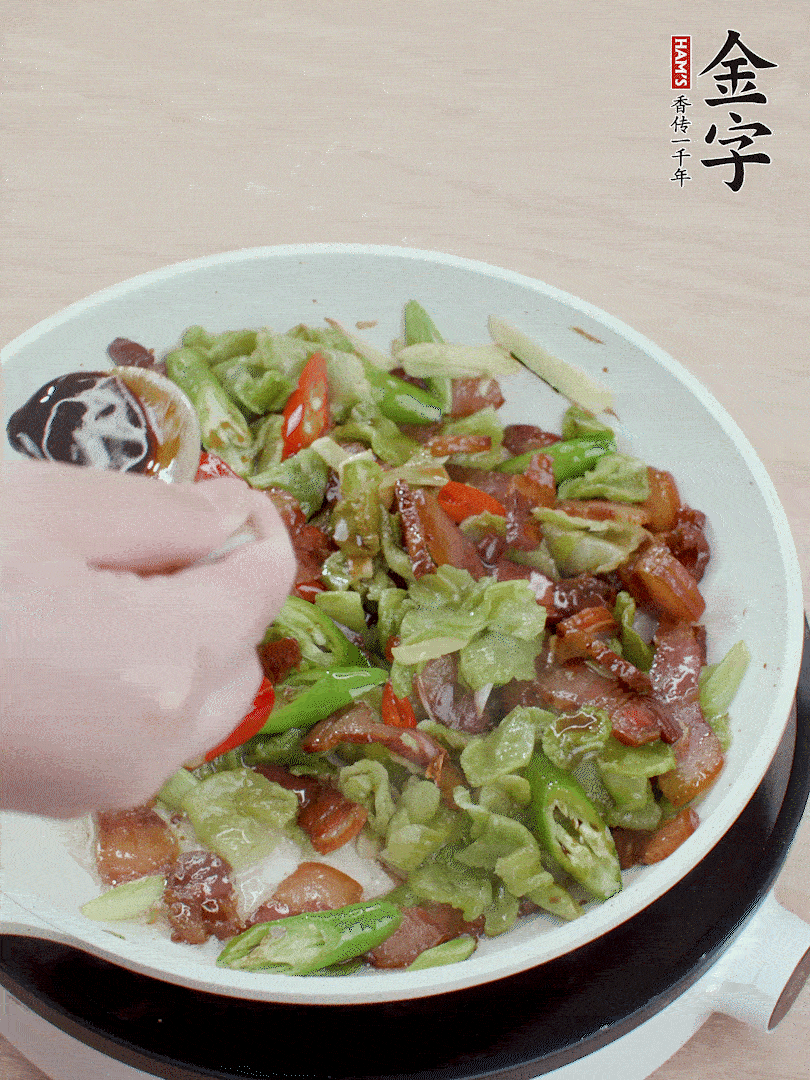 2勺生抽調(diào)味，最后撒蒜葉。