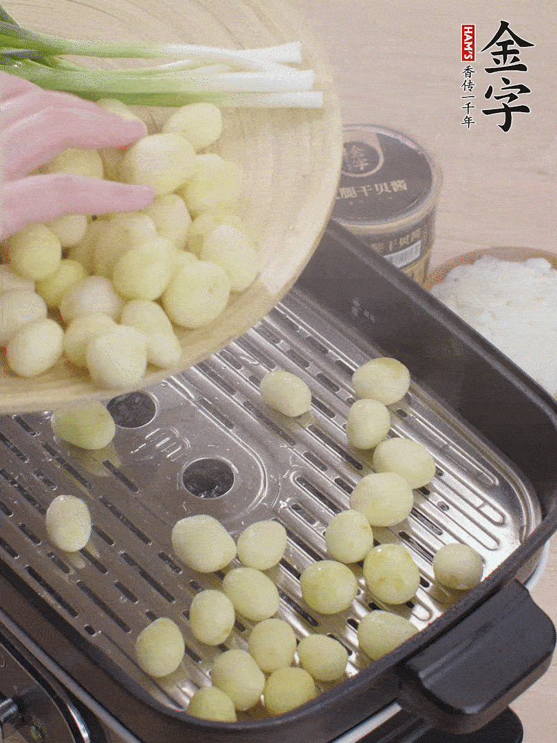 去皮小土豆蒸熟。