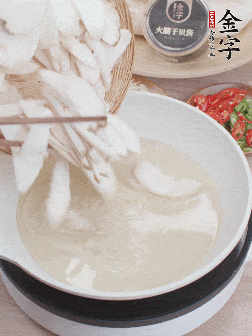 杏鮑菇切成片，油溫7層熱炸2分鐘。