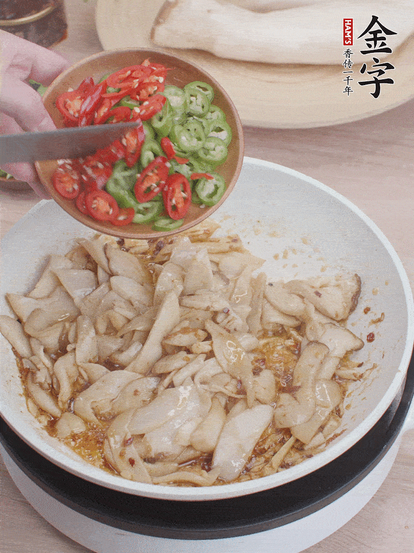 下杏鮑菇、青紅辣椒炒出香味。