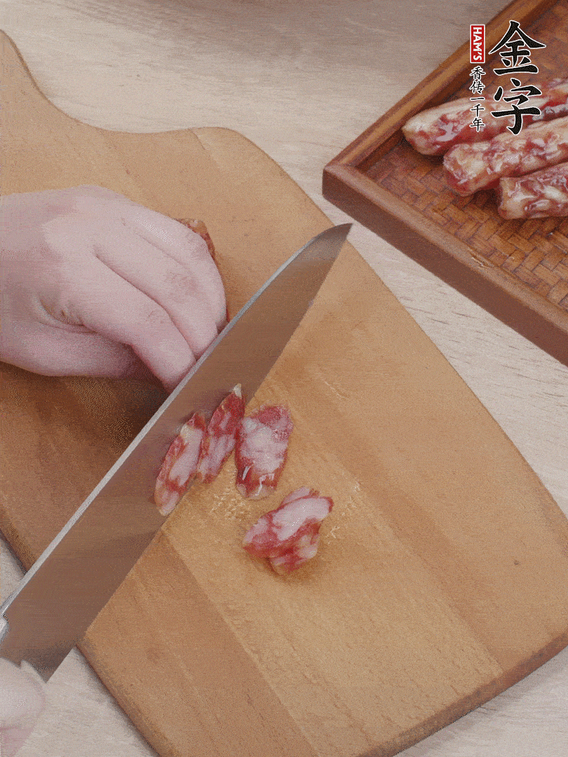 金字香腸斜切片，芹菜切段，小洋蔥切絲，綠菜椒切小塊。