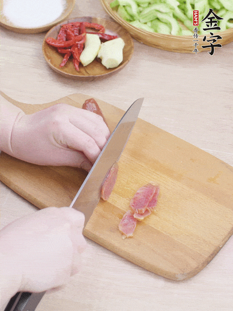 金字土香腸水煮10分鐘，切薄片。