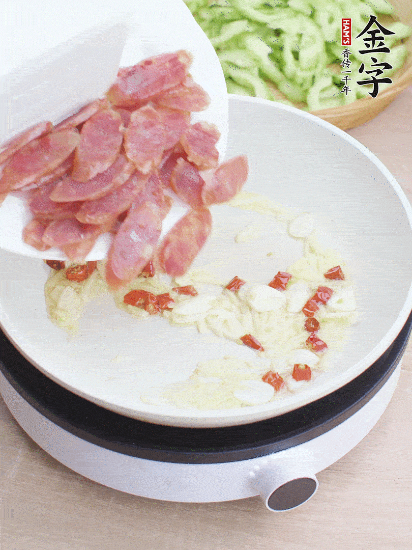 油5成熱時，姜、蒜、辣椒爆香。