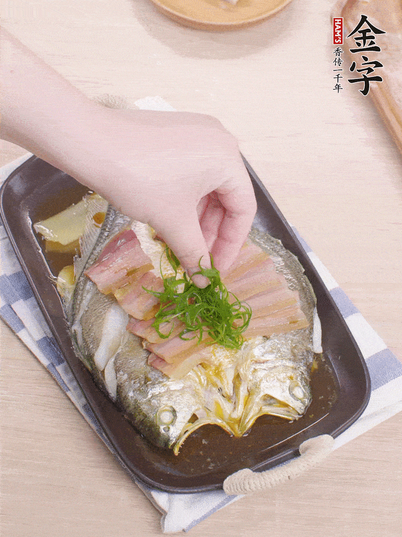 取出姜蔥，淋2勺蒸魚豉油，擺蔥絲。