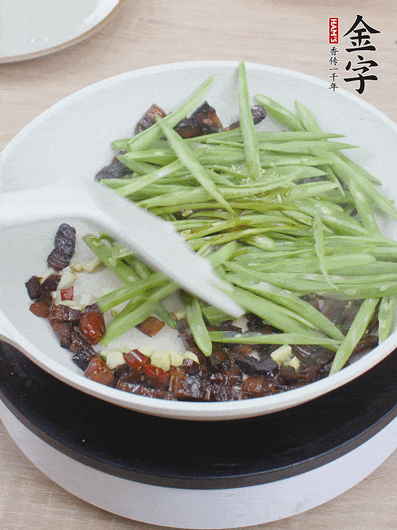 下豆角，生抽、雞精調(diào)味，炒到斷生。