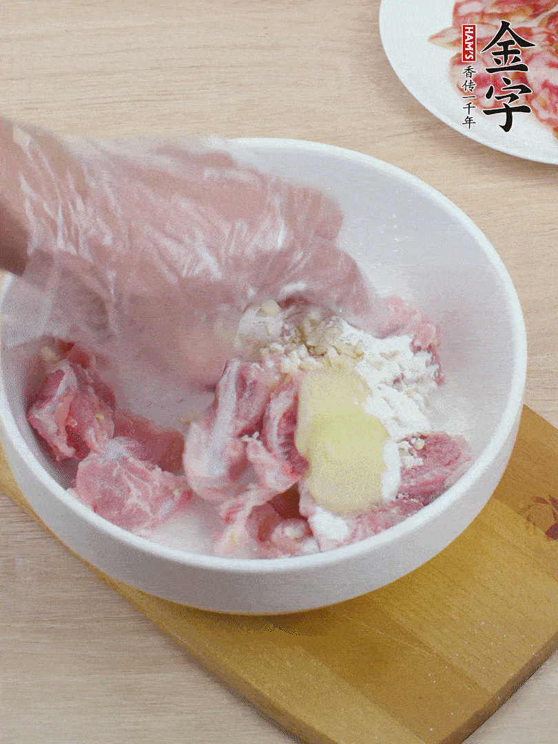 洗凈的小排，加鹽、姜、蒜末、淀粉、胡椒粉抓勻，腌制15分鐘。