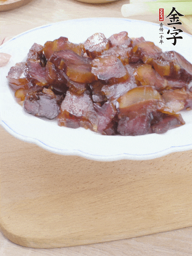 金字醬油肉水煮15分鐘，切薄片。