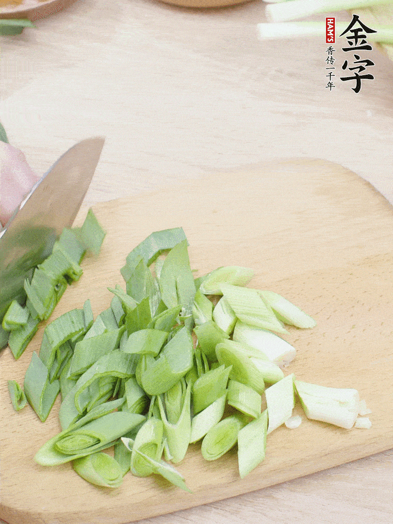 青蒜切段。（蒜白可以拍一下，再斜著切）