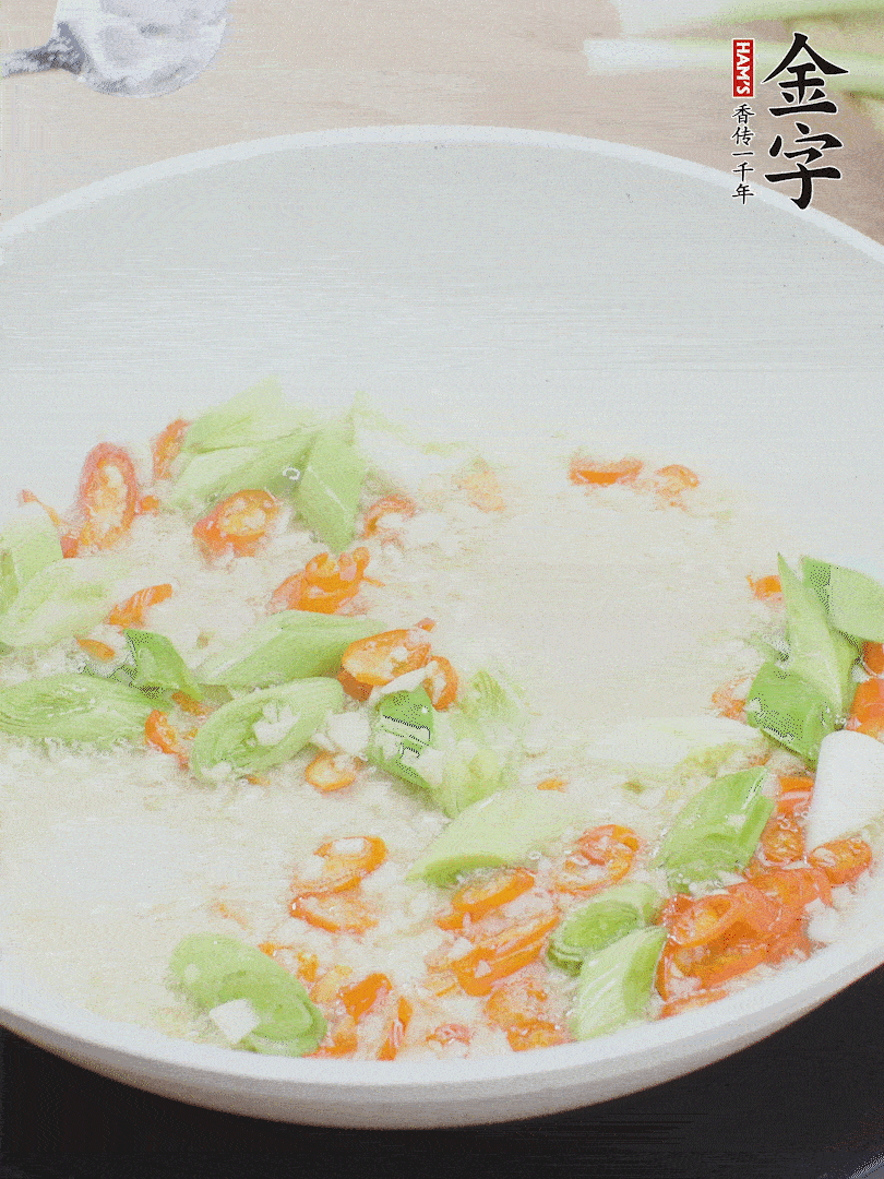 油5成熱時(shí)，下蒜末、辣椒、蒜白煸炒。