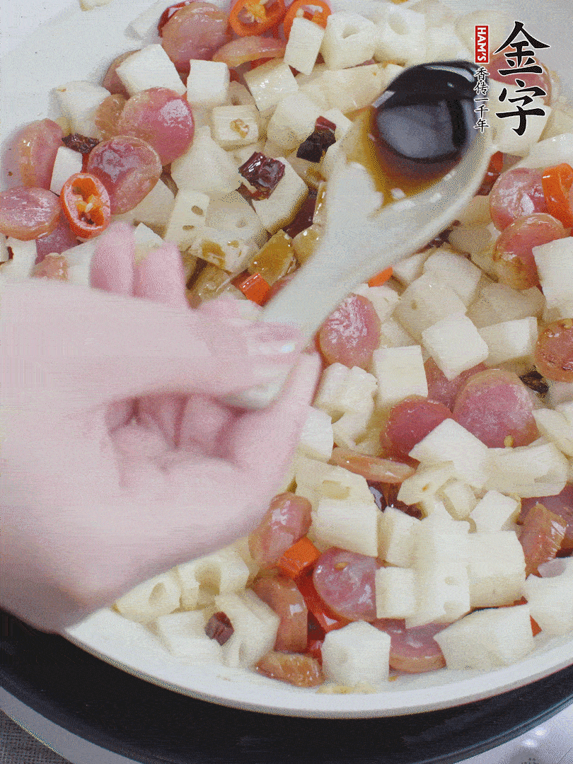 下藕丁，加生抽、香醋、白糖、鹽翻炒均勻。