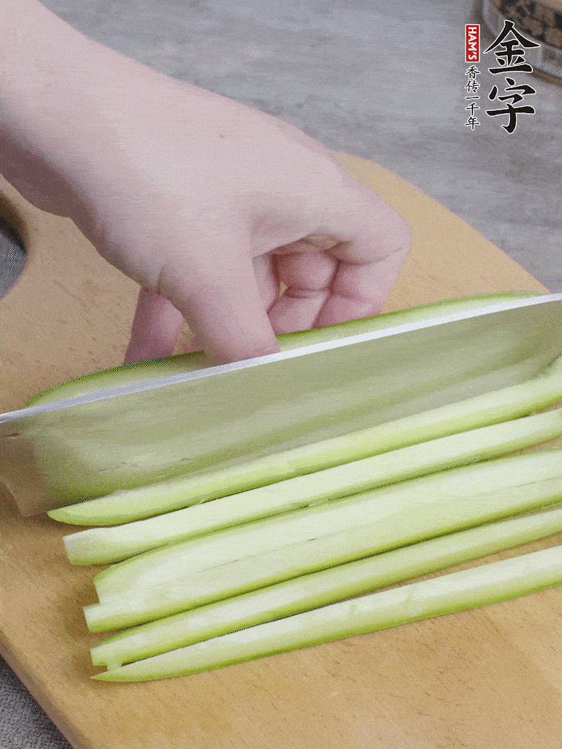 西葫蘆對半切，去瓤切條。