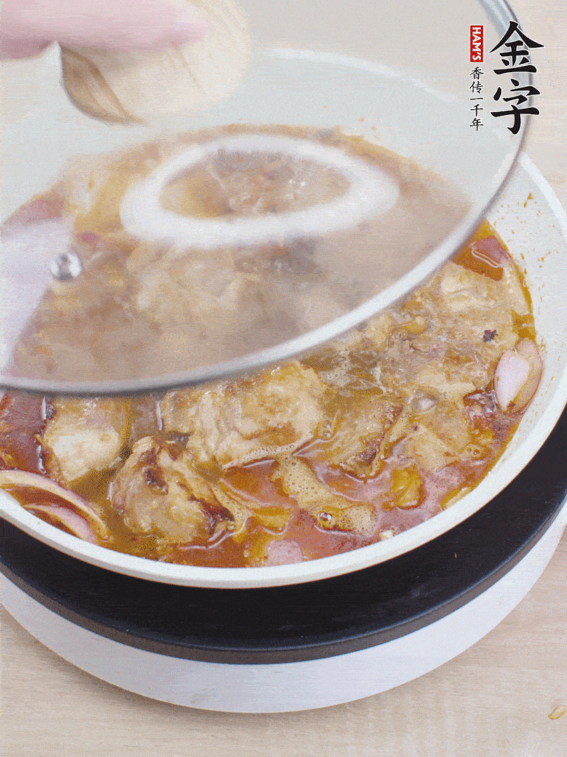 下小排翻炒，加1勺生抽、1點白砂糖和少許水燜2分鐘。